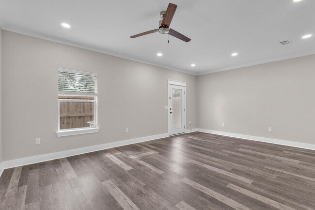 Building Photo - Modern 3 Bedroom Townhome!!