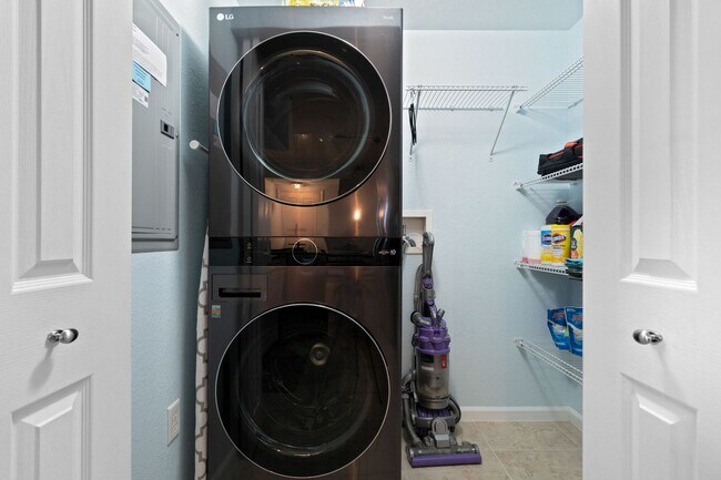 Building Photo - *** LOCATION, LOCATION, LOCATION! *** ANNU...