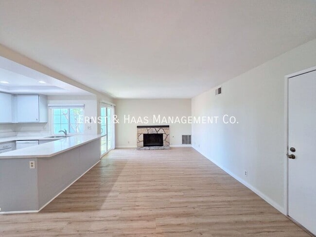 Building Photo - 1219 E Jay St