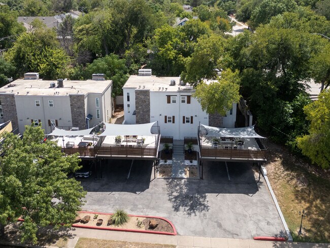 Building Photo - 2213 Park Hill Dr