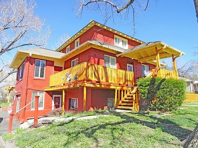 Experience classic charm and warmth in this stunning brick home, perfect for welcoming guests. - Barnum Park