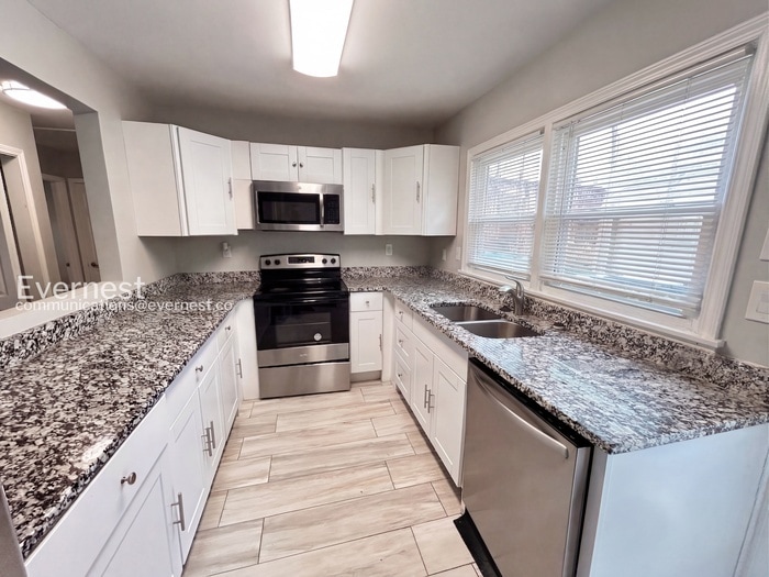 Building Photo - 1345 Twin Oaks Cir SE