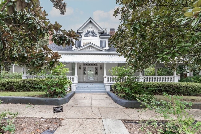 Building Photo - RESIDENTIAL/COMMERCIAL RENTAL - Charming historic home located downtown Opelika! (*Partially Furn...