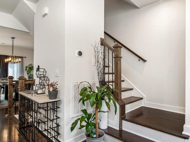 Building Photo - End unit townhome just minutes from uptown!!