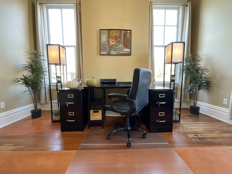 Office space in common area - 1116 Main St