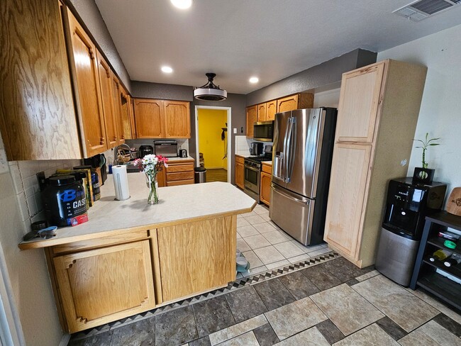 Building Photo - Beautiful 4 Bedroom / 2 Bath Large Home wi...