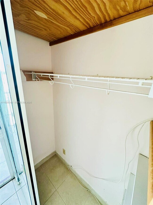 Building Photo - 330 SE 2nd St