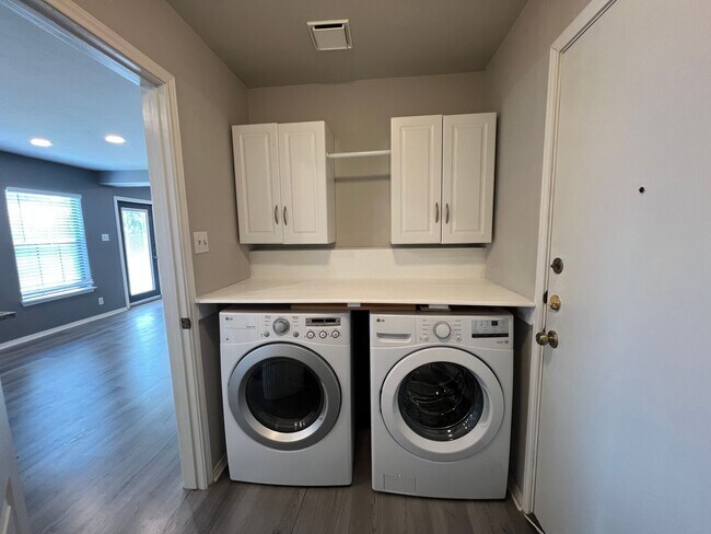 Building Photo - AWESOME Updated 4-Bed 2.5-Bath in Gruene C...