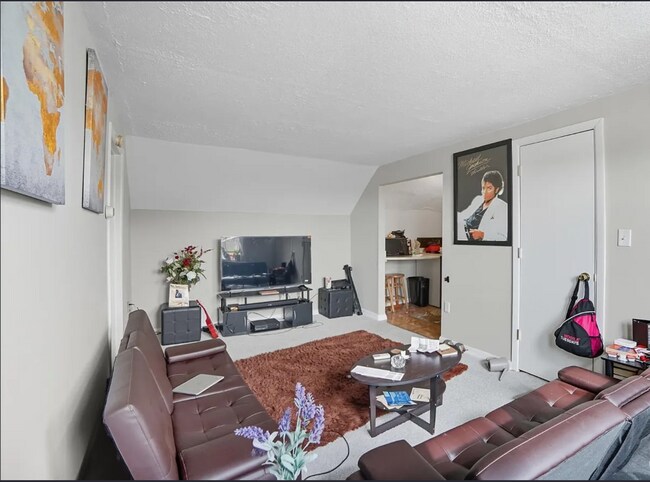 Building Photo - Bright 1-Bed in Prime Cincinnati Location – 875 Sq Ft, Water Included!