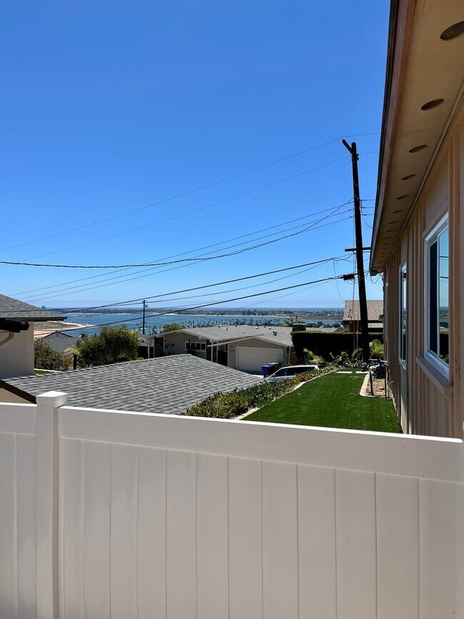 Building Photo - 4 Bedroom 2.5 Bathroom Home, Newly renovat...