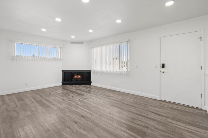 Building Photo - 3947 Vía Milano