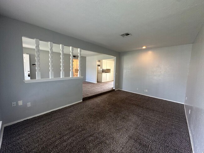 Building Photo - 4844 Woodview Dr