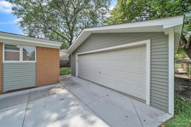 Building Photo - 229 Redwood Dr