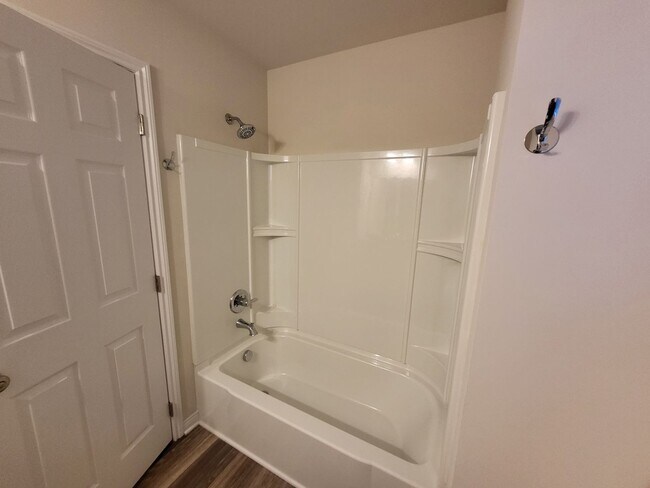 Building Photo - Spacious 4-Bedroom, 2.5-Bath Home Near Dow...