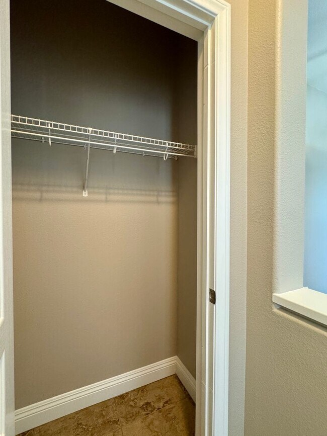 Building Photo - 3 Bed 2.5 Bath plus extra room Townhouse Style Condo / Attached 2 Car Garage