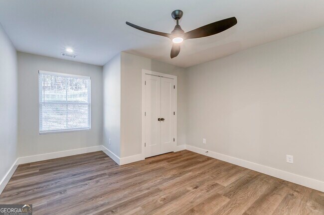 Building Photo - 121 Chateau Dr SE