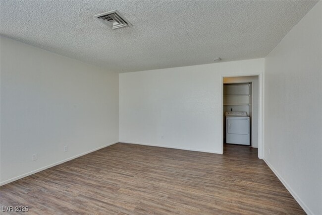 Building Photo - 7115 Kenwood St