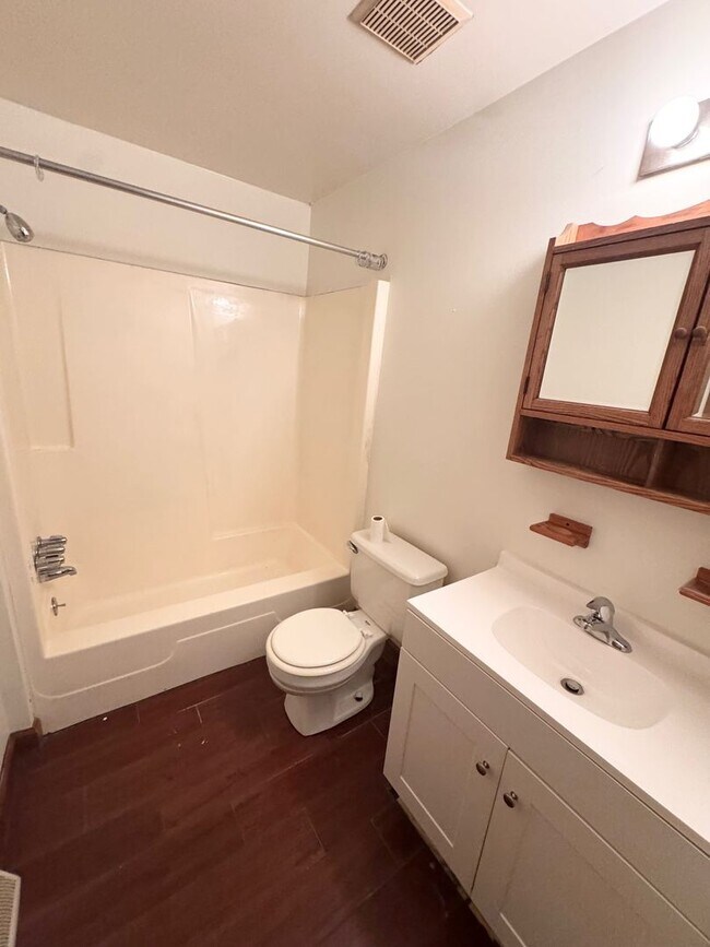 Building Photo - 2 Bedroom/ 1.5 Bath - New Kitchen and Carpet