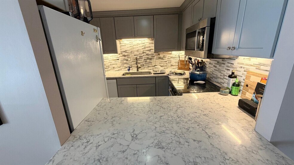 Building Photo - 170 Gore St