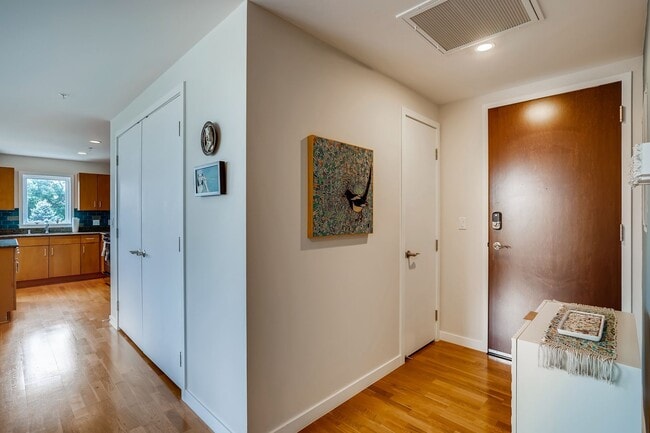 Building Photo - 2BDR Condo w/ AMAZING private patio & amenities!