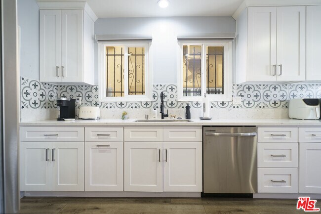 Building Photo - 1032 Masselin Ave