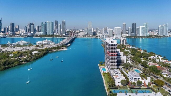 Building Photo - 1000 Venetian Way