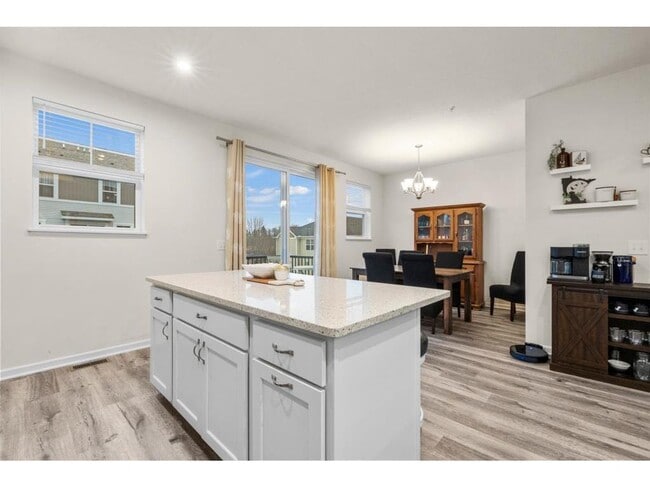 Building Photo - 775 Roselyn Dr