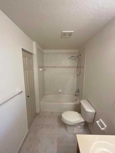 Building Photo - 5269 SE Jennings Ln