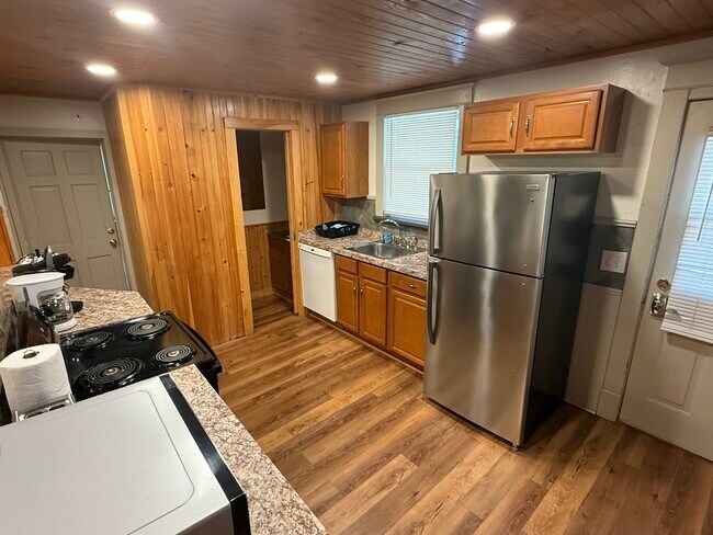 Building Photo - 33 Maple Ave