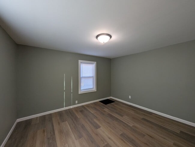 Building Photo - Newly Renovated 4 bedroom house