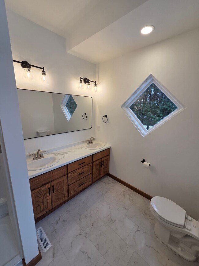 Building Photo - 2904 Parkridge Ave