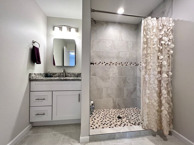Building Photo - Gorgeous Furnished Home-Ready for move in ...