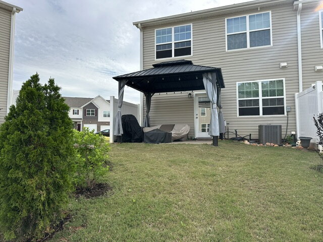 Building Photo - Beautiful 3 bedroom townhome with backyard space in Pendleton