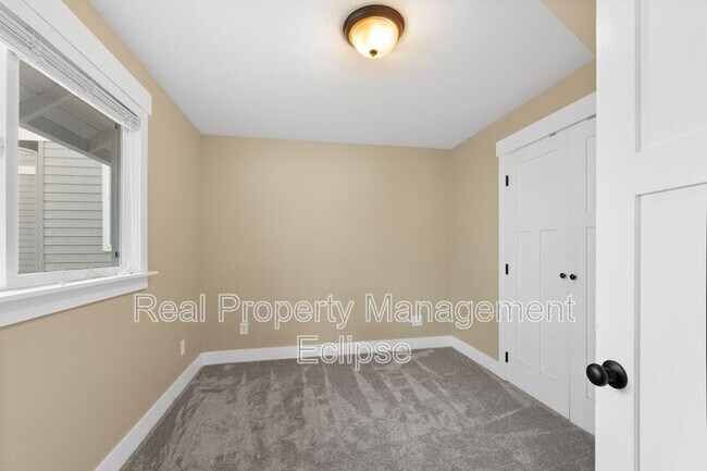 Building Photo - 26616 NE Valley St