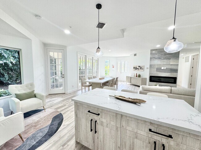 Building Photo - ** COLONADE ** PARK SHORE ** MOORINGS ** 3...