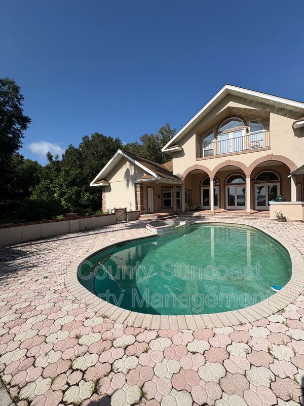 Building Photo - 2600 Lucerne Dr