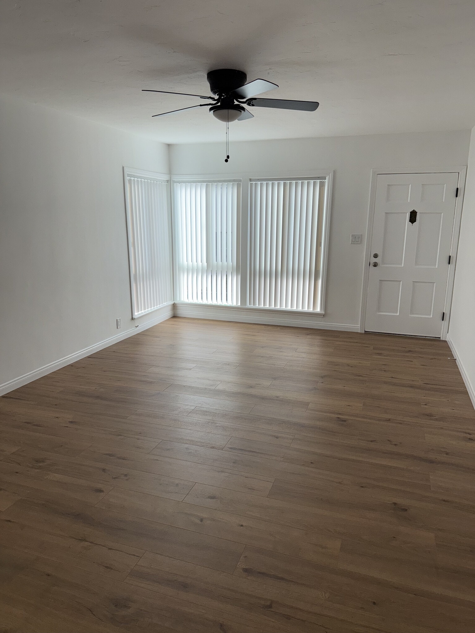 Living Room - 6314 1/2 Overhill Dr