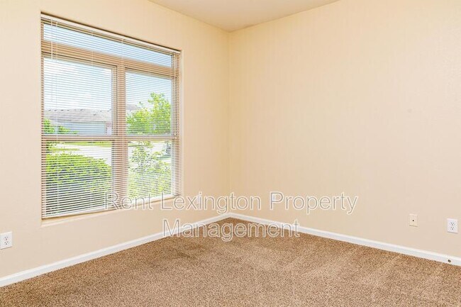 Building Photo - 749 Whispering Brook Trce
