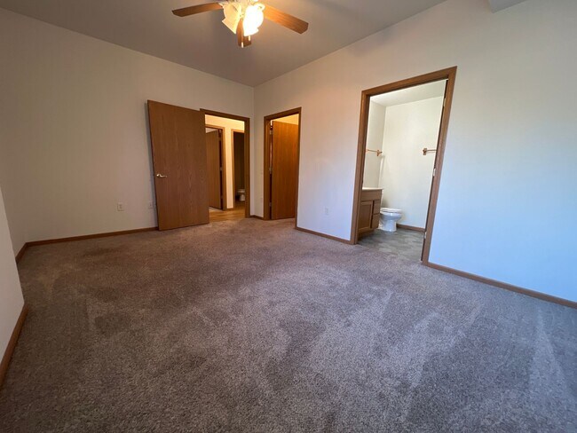 Building Photo - Large 2 Bedroom, 2 Bath apartment with 2 c...