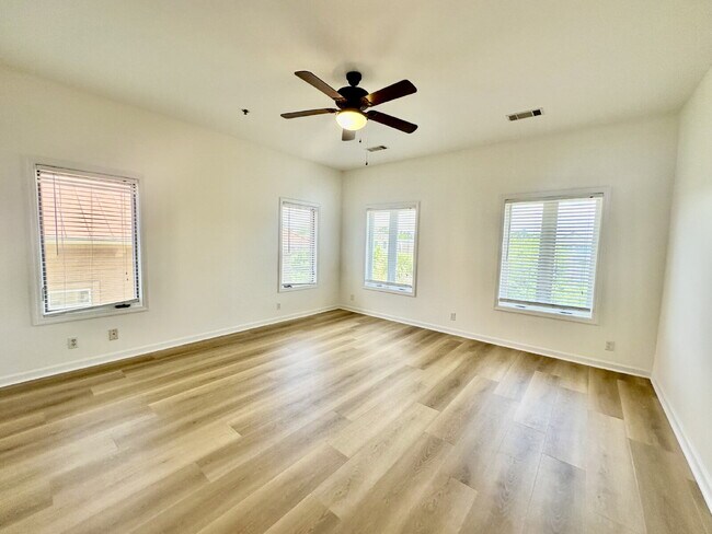 Building Photo - Beautiful Two Bedroom Townhome Located in Bluffton Village!