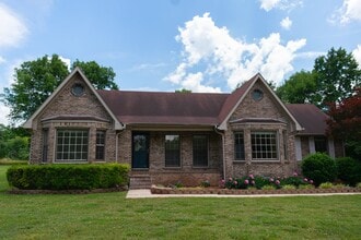 Building Photo - 140 Thomas Dr