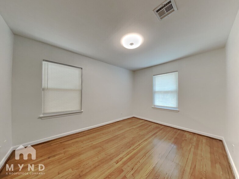 Building Photo - 6907 Schiller St