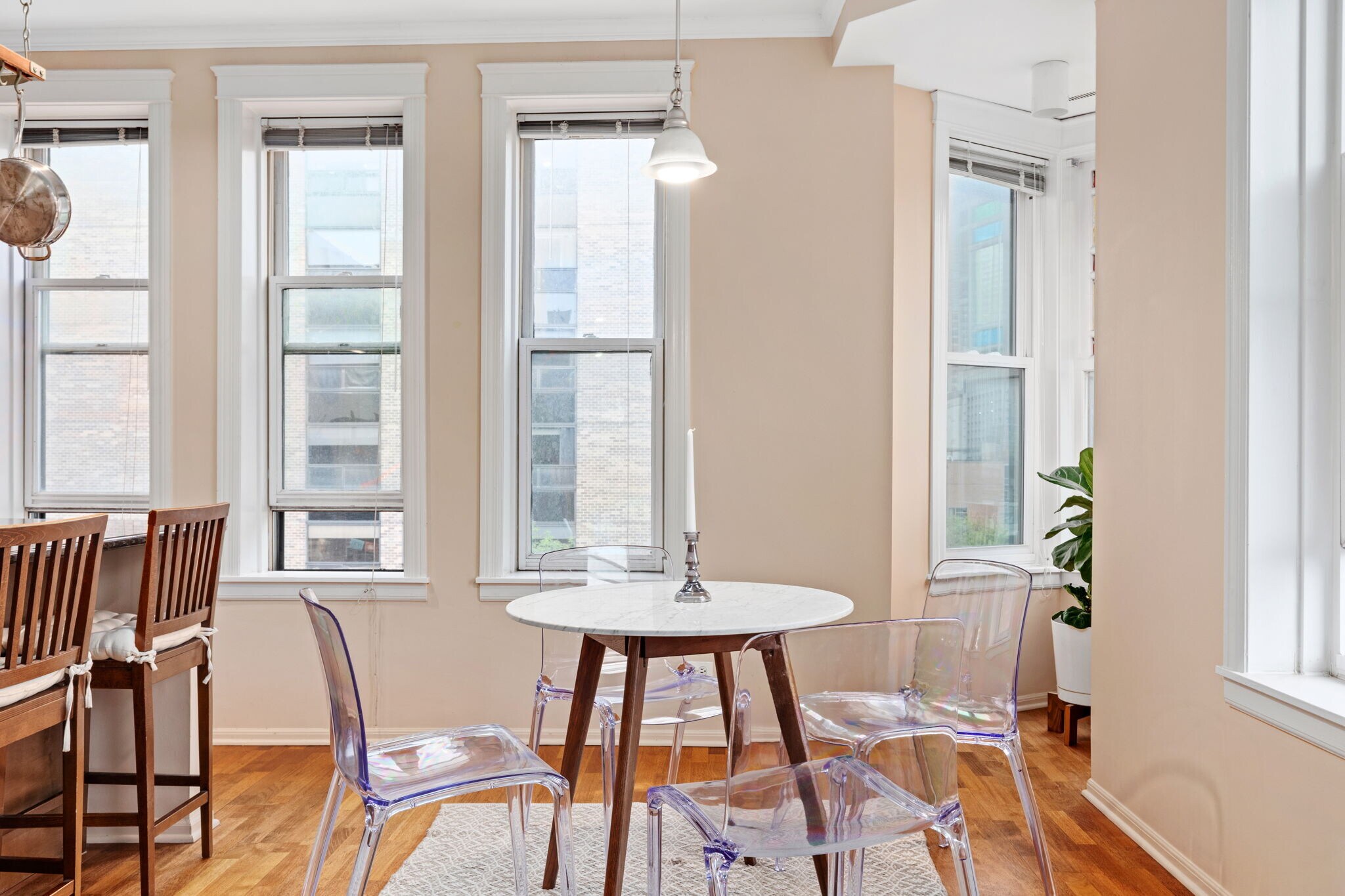 Building Photo - 104 W Oak St