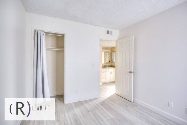 Building Photo - Gorgeous townhouse in a quiet 6-unit gated complex