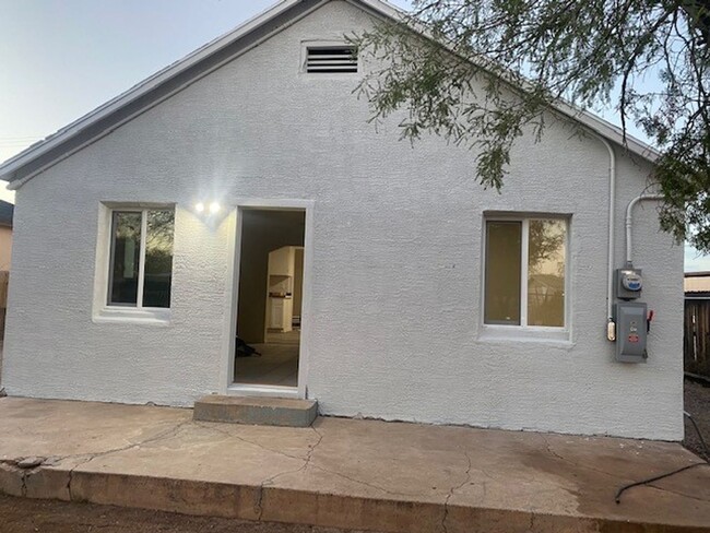 Building Photo - 3 Bedroom / 1 Bath Home -- Sec 8 Approved