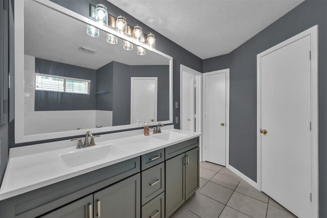 Building Photo - 10914 Waterview Cir