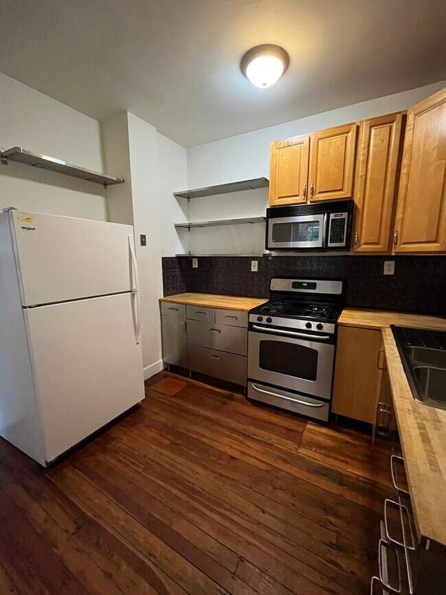 Building Photo - ???Spacious 4 Bedroom 1.5 Bath house locat...
