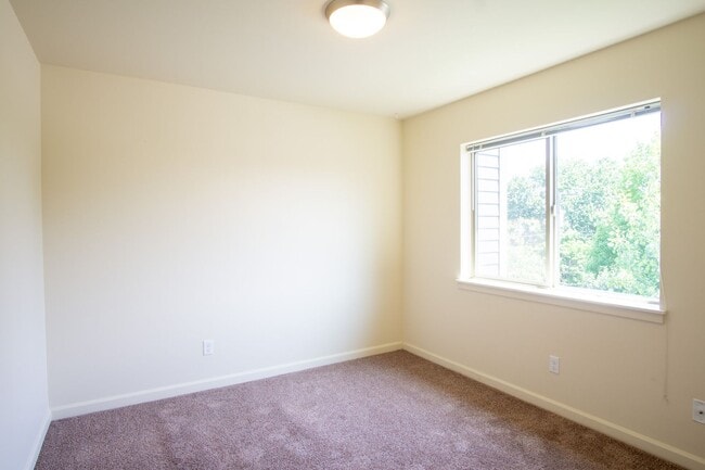 Building Photo - Top Floor 1 Bdr w/Modern Amenities in SE + Pet Friendly!