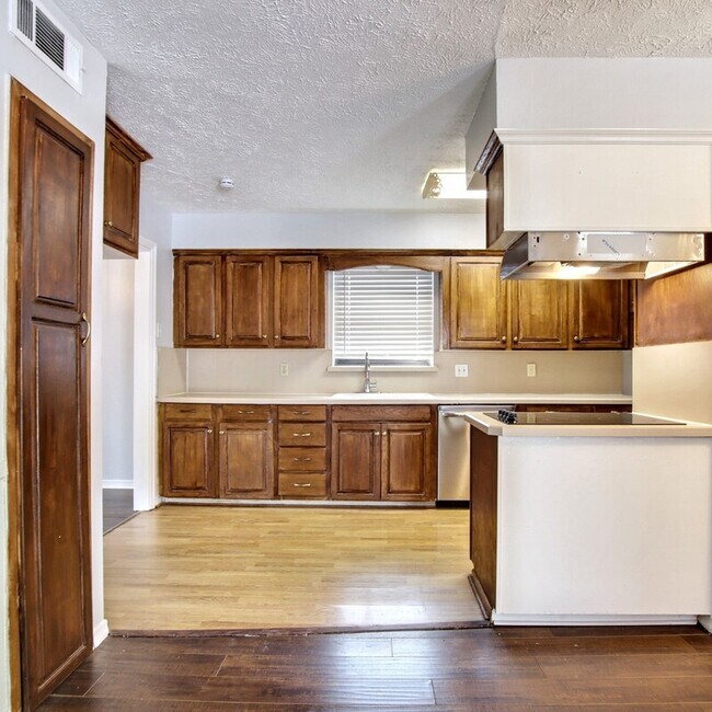 Building Photo - 708 James Dr