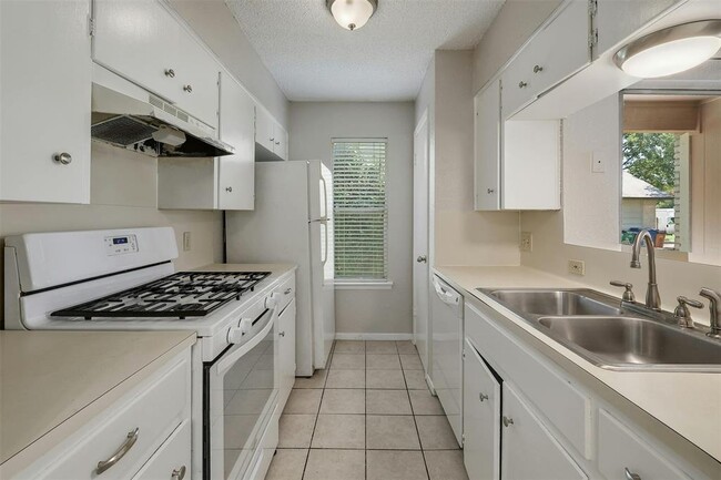 Building Photo - 5808 Emerald Forest Dr